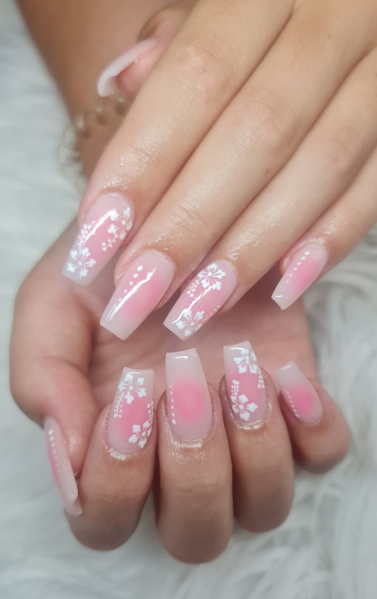 Pink Ombré Nail Art mit Blumen